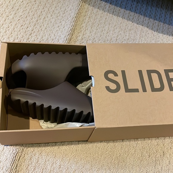 Yeezy Slide Soot - Picture 9 of 9